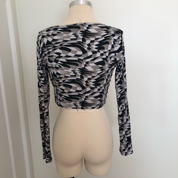 2 cropped long sleeve tees - Picture 5 of 7